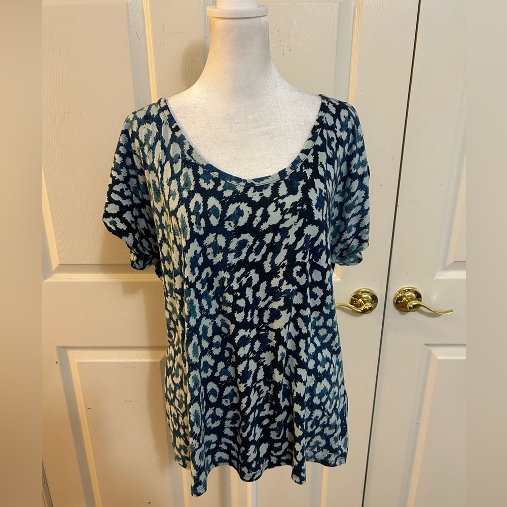 GAP blue patterned tee, Large
